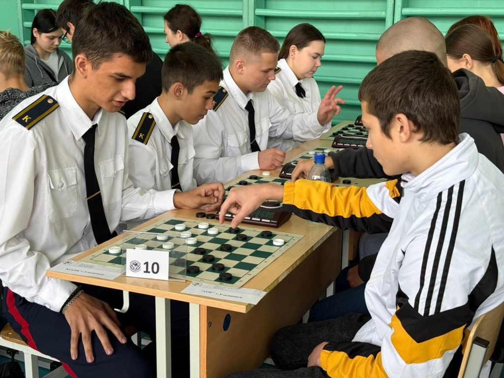 Гроссмейстер Олег Дашков провел в Ульяновске сеанс одновременной игры в шашки