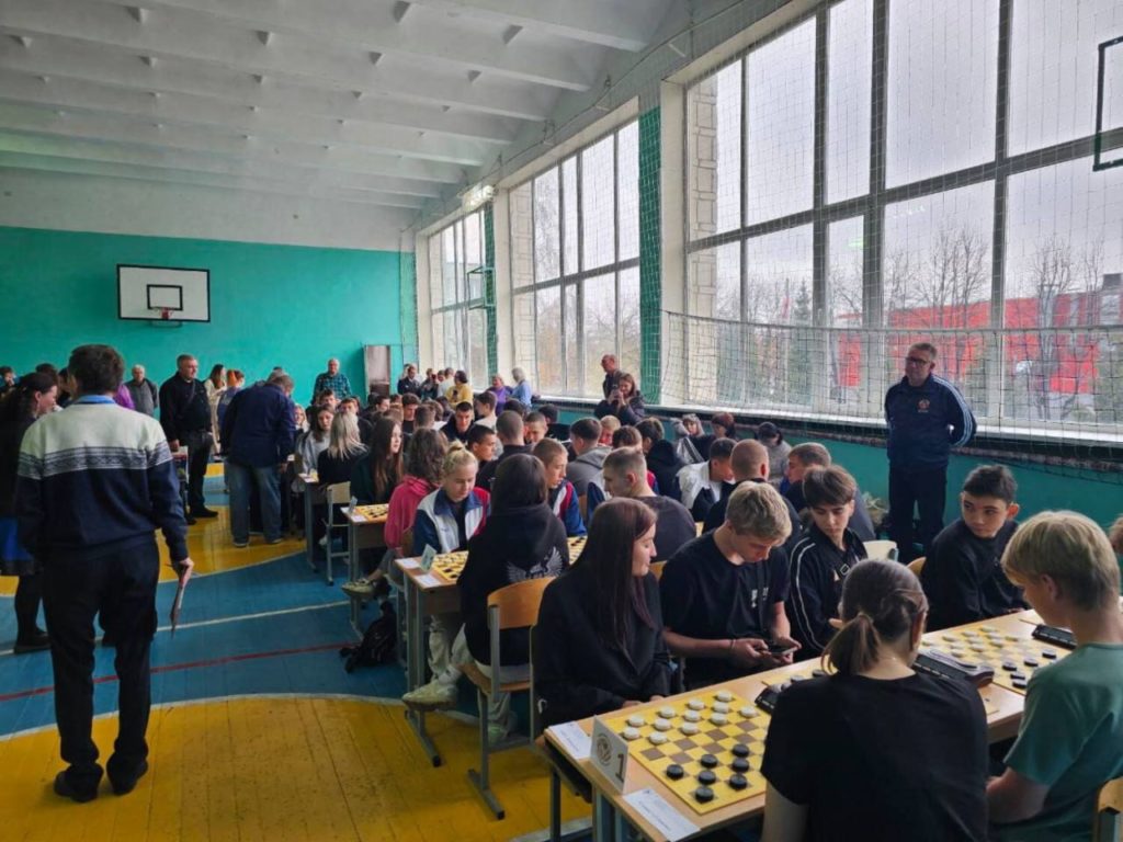 Гроссмейстер Олег Дашков провел в Ульяновске сеанс одновременной игры в шашки