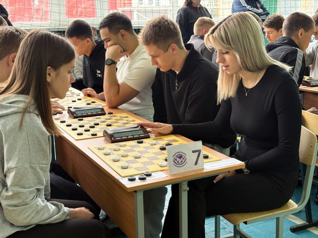 Гроссмейстер Олег Дашков провел в Ульяновске сеанс одновременной игры в шашки
