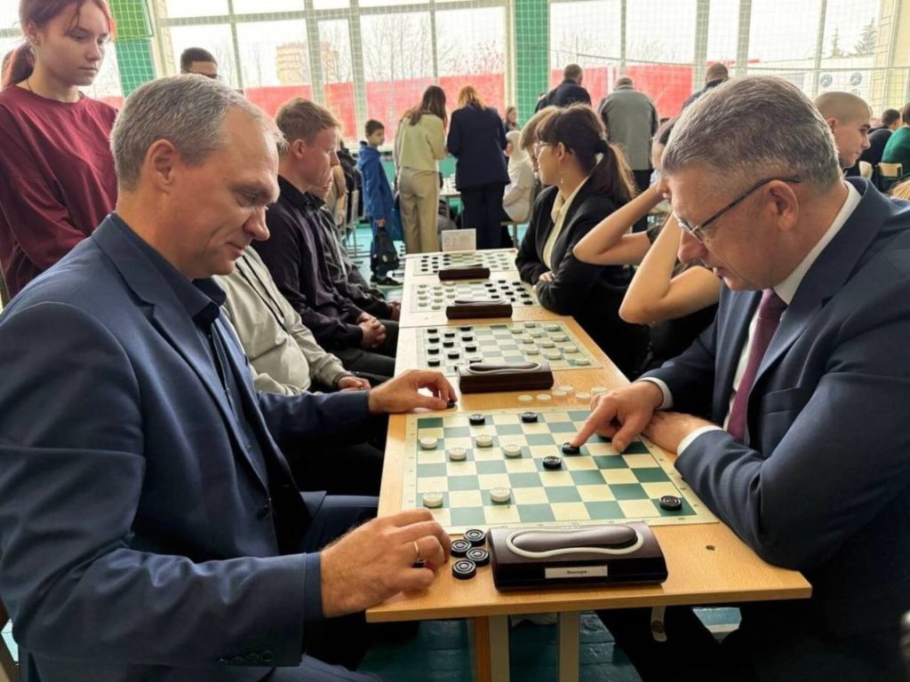 Гроссмейстер Олег Дашков провел в Ульяновске сеанс одновременной игры в шашки