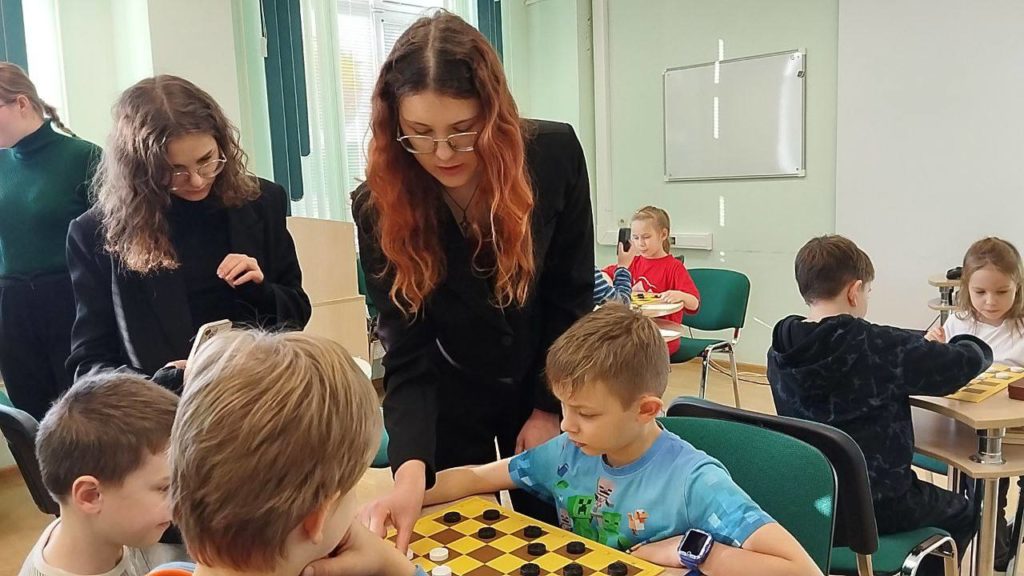 В УлГТУ прошел мастер-класс по шашкам с чемпионкой области Софьей Шмыгалёвой.